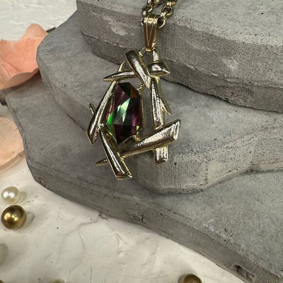 Sarah Coventry Watermelon Crystal Pendant Necklace Gold Tone Vintage Asian Motif - Picture 3 of 7